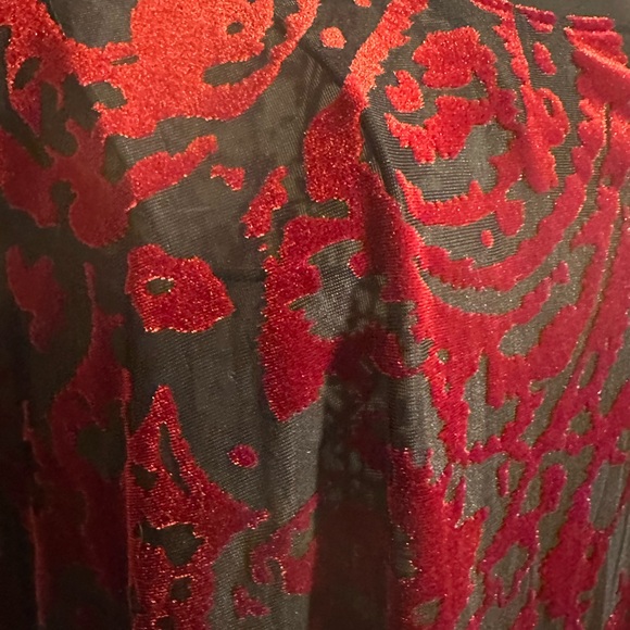 Simply Vera Wang Women's Red & Black Patterned Velvet Burnout Long Sleeve Top - Picture 3 of 7